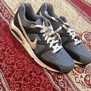 Nike Air Max Command (New)

Nike Men's Gray and Black Sneakers